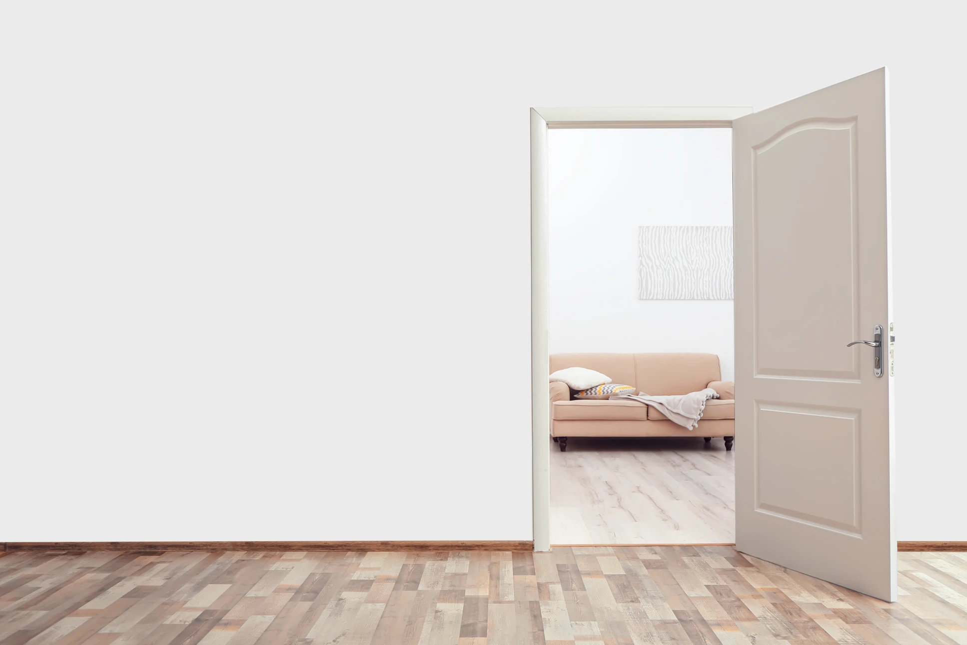 Intérieur résidentiel moderne avec porte ouverte révélant une chambre