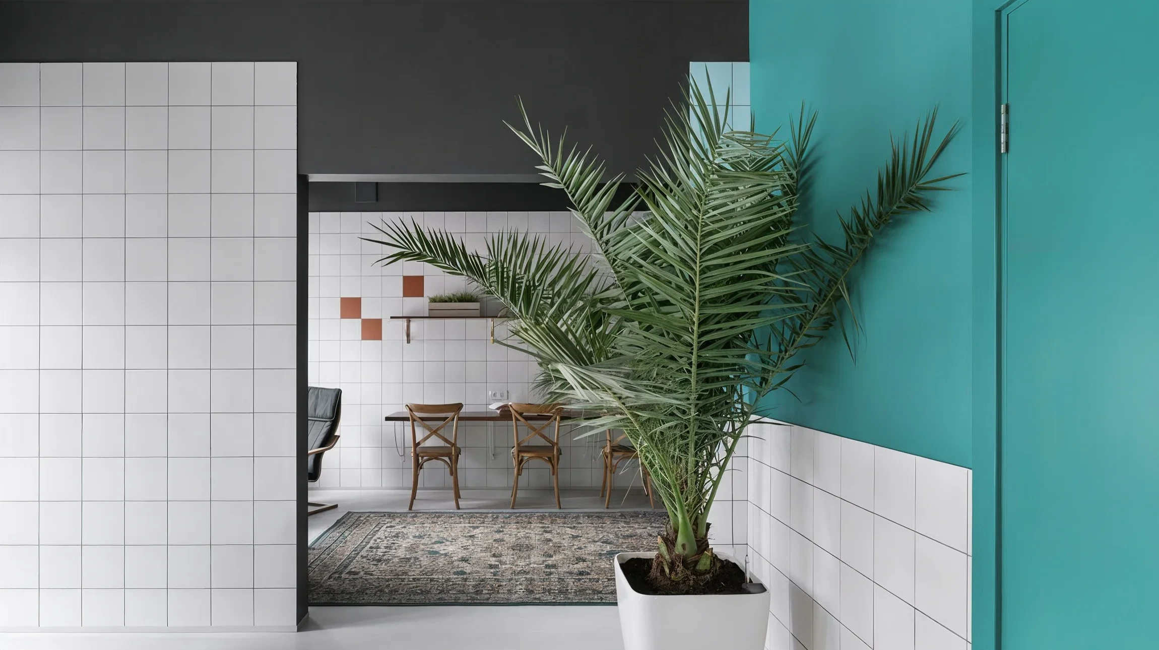 Espace intérieur moderne avec mur jaune vif, deux fauteuils Acapulco en cordage tressé noir sur structure métallique, table d'appoint ronde