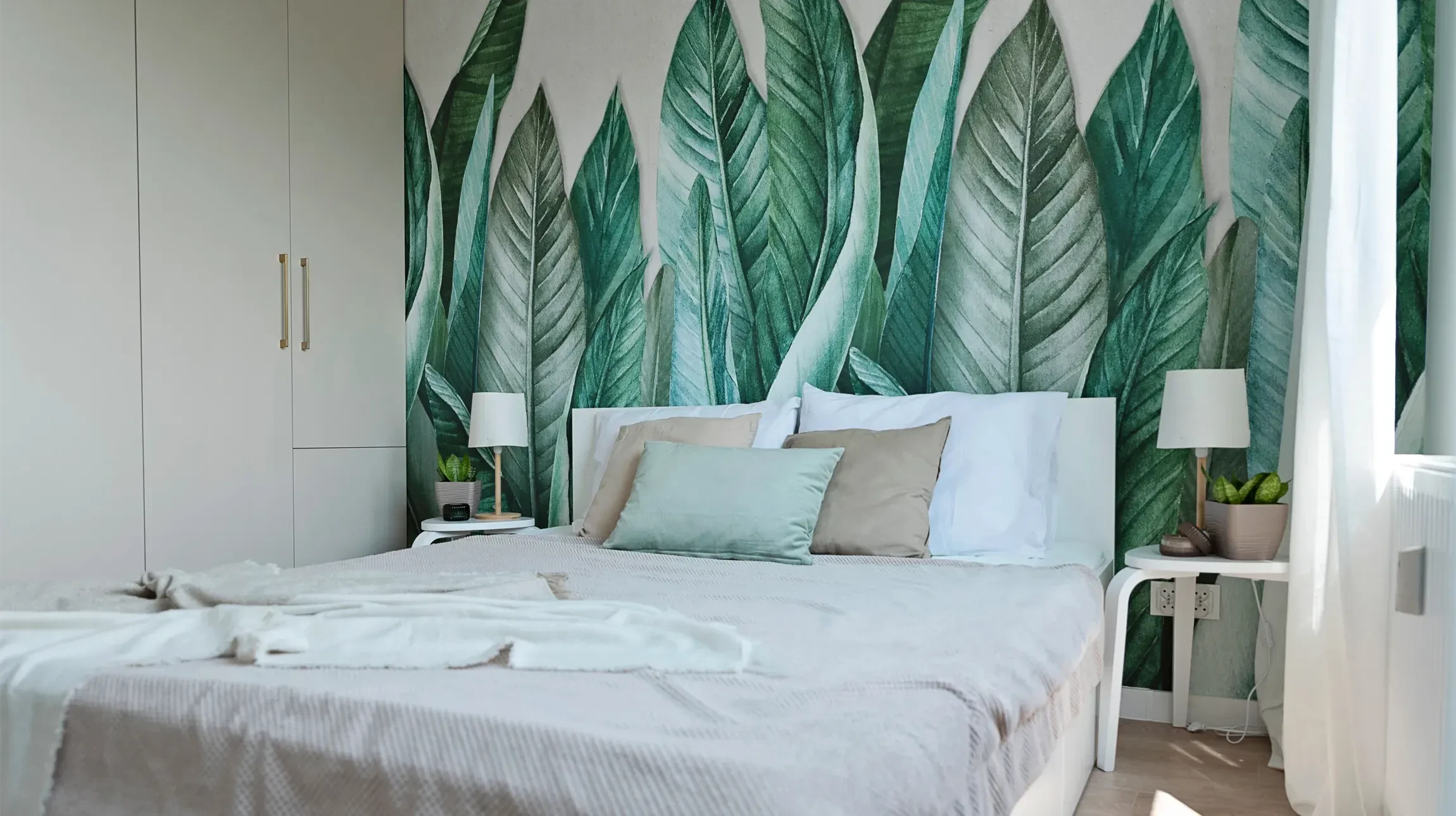 Étoile décorative avec lampes sur fond de mur