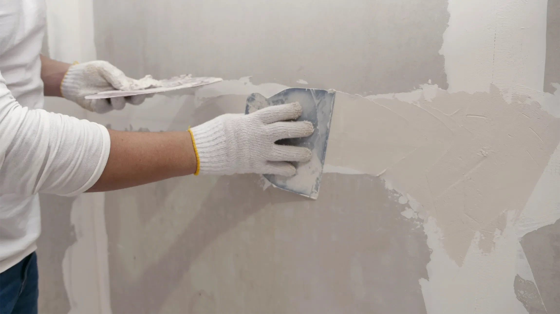 Chantier de rénovation intérieur avec ouvriers installant cloisons sèches