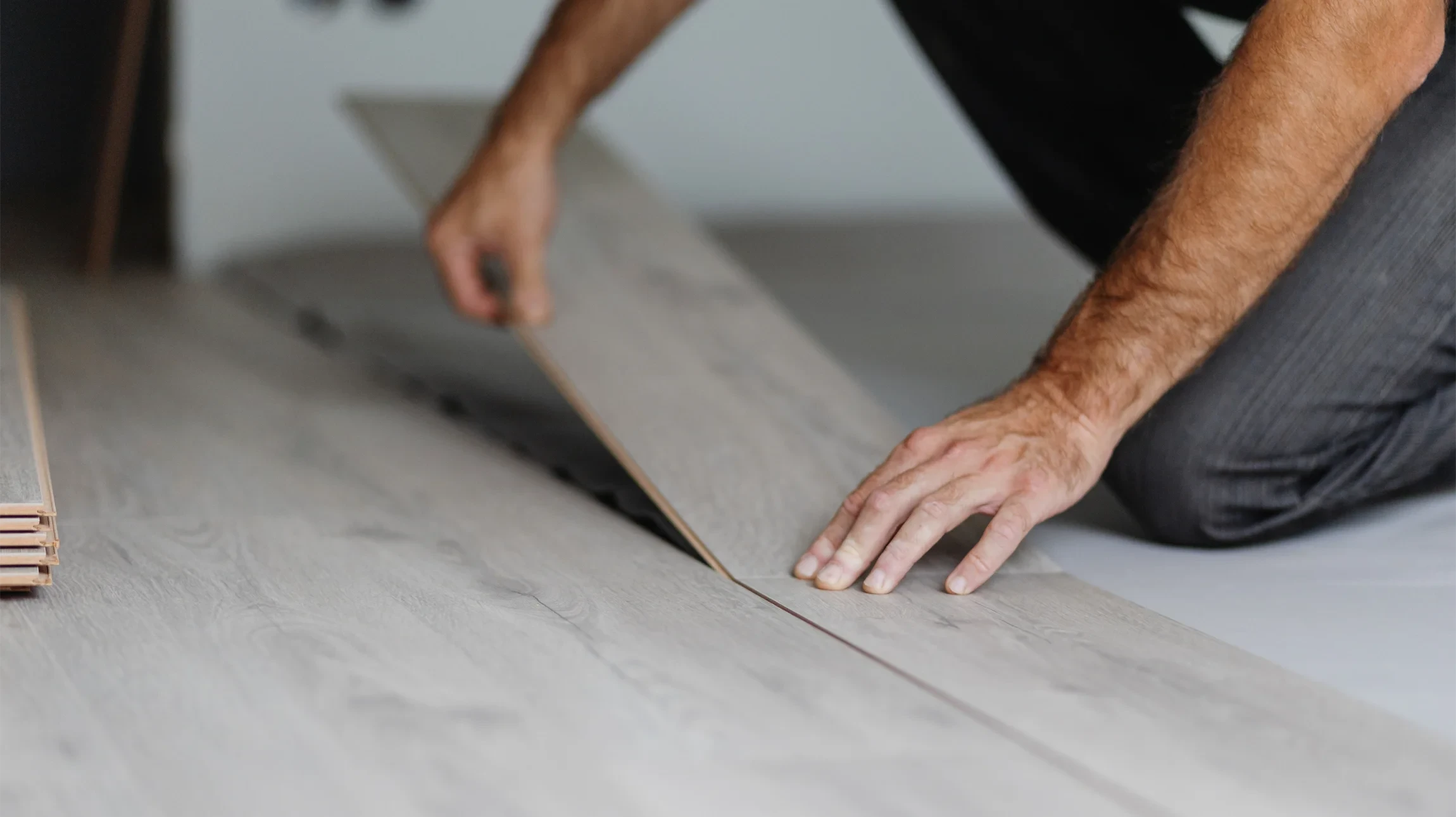 Échantillons de dalles de stratifié et de vinyle sur Fond bois